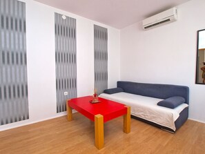 Estudio estándar, 1 habitación (0380) | Área de sala de estar | Televisión de pantalla plana 