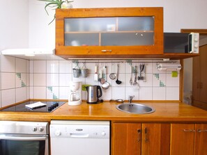 Estudio estándar, 1 habitación (0380) | Cocina privada | Refrigerador, microondas, horno y parrilla de estufa 