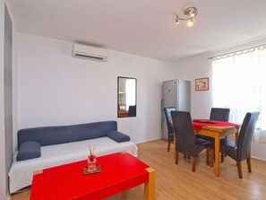 Estudio estándar, 1 habitación (0380) | Área de sala de estar | Televisión de pantalla plana 