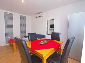 In-room dining - Apartment 1470 (Fazana)