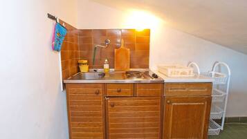 Standard Apartment, 3 Bedrooms (1471/13592) | Private kitchenette | Fridge, stovetop, cookware/dishes/utensils