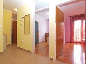 Standard-Apartment, 3 Schlafzimmer (0382) | Wohnbereich | Fernseher