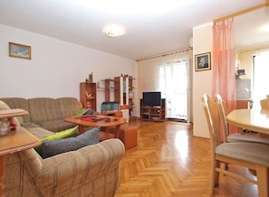Standard Apartment, 3 Bedrooms (0382) | Living area | TV