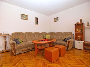 Standard-Apartment, 3 Schlafzimmer (0382) | Wohnbereich | Fernseher