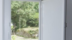 Een kamer met een wit raam en een radiator.