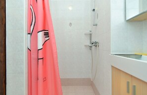 Standard Apartment, 1 Bedroom (0385) | Bathroom | Shower, hair dryer, towels - Apartment 1485 (Novigrad)