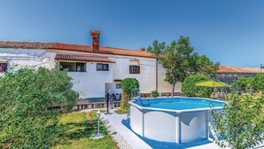 A villa with a swimming pool, a red-tiled roof, and a garden. - Apartment 1492 (Barban)