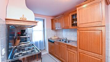 Standard Apartment, 3 Bedrooms (0387) | Private kitchen | Fridge, microwave, oven, stovetop