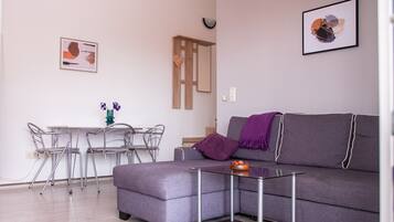 Apartamento standard, 2 quartos (0388) | Área de estar | TV de tela plana