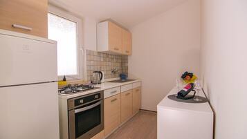 Standard Apartment, 2 Bedrooms (0388) | Private kitchen | Fridge, oven, stovetop, coffee/tea maker