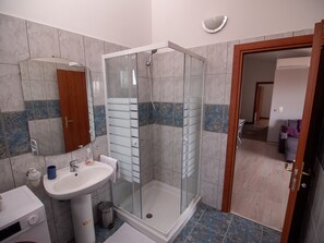 Standard Apartment, 2 Bedrooms (0388) | Bathroom