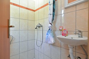 Villa Standard, 3 chambres (0389) | Salle de bain | Douche, séchoir à cheveux, serviettes fournies
