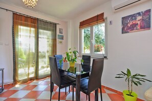 Villa Standard, 3 chambres (0389) | Restauration dans la chambre