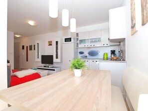 Standard-Apartment, 2 Schlafzimmer (0390) | Essbereich im Zimmer