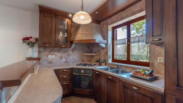 Standard Apartment, 3 Bedrooms (1510/14941) | Private kitchen | Fridge