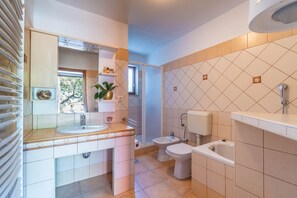 Appartement Standard, 3 chambres (1510/14941) | Salle de bain | Séchoir à cheveux, serviettes fournies