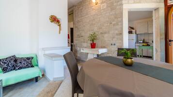 Standard Apartment, 2 Bedrooms (1510/14940) | Living area | TV