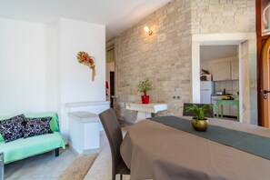 Standard Apartment, 2 Bedrooms (1510/14940) | Living area | TV - Apartment 1510 (Marcana)