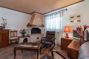 Standard Apartment, 3 Bedrooms (1510/14941) | Living area | TV - Apartment 1510 (Marcana)