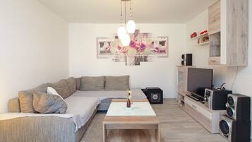 Standard-Apartment, 2 Schlafzimmer (0393) | Wohnbereich | Fernseher