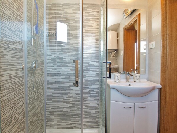Standard Apartment, 2 Bedrooms (0393) | Bathroom | Shower, hair dryer, towels