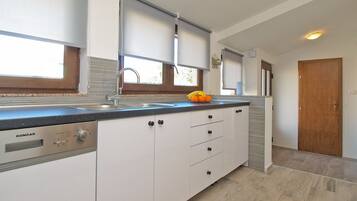 Standard-Apartment, 2 Schlafzimmer (0393) | Eigene Küche | Kühlschrank, Mikrowelle, Ofen, Herdplatte