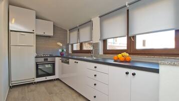 Standard Apartment, 2 Bedrooms (0393) | Private kitchen | Fridge, microwave, oven, stovetop