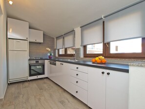 Standard Apartment, 2 Bedrooms (0393) | Private kitchen | Fridge, microwave, oven, stovetop - Apartment 1536 (Vodnjan)