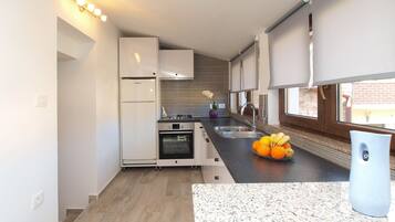 Departamento estándar, 2 habitaciones (0393) | Cocina privada | Refrigerador, microondas, horno y parrilla de estufa