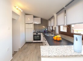 Apartamento standard, 2 quartos (0393) | Cozinha privada | Geladeira, micro-ondas, fogão, cooktop