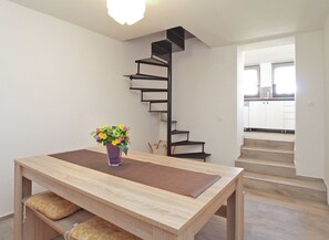 Standard-Apartment, 2 Schlafzimmer (0393) | Essbereich im Zimmer