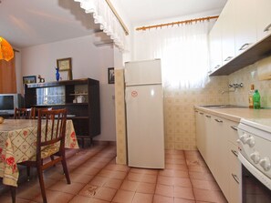 Apartamento standard, 2 quartos (0394) | Cozinha privada | Geladeira, micro-ondas, fogão, cooktop