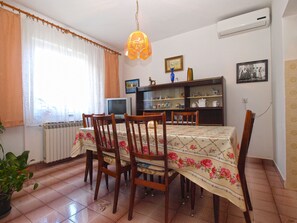 Standard-Apartment, 2 Schlafzimmer (0394) | Essbereich im Zimmer