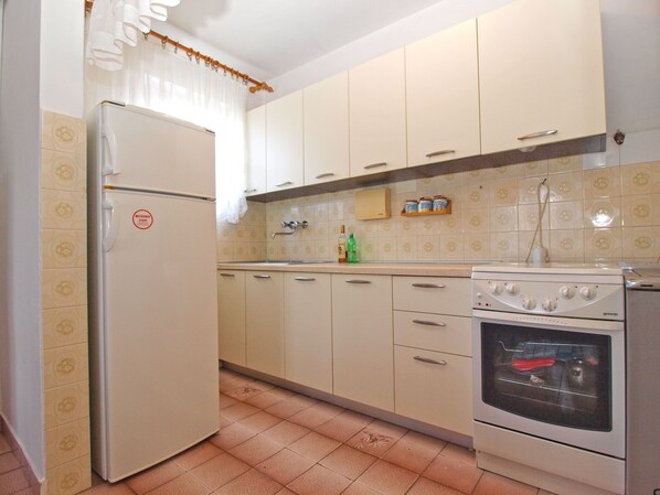 Apartamento standard, 2 quartos (0394) | Cozinha privada | Geladeira, micro-ondas, fogão, cooktop