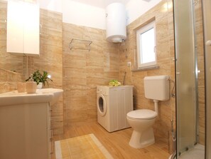 Standard Apartment, 2 Bedrooms (0395) | Bathroom | Shower, hair dryer, towels