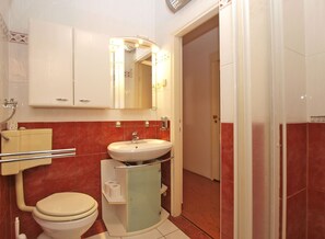 Standard Apartment, 2 Bedrooms (1544/15748) | Bathroom | Shower, hair dryer, towels - Apartment 1544 (Fazana)
