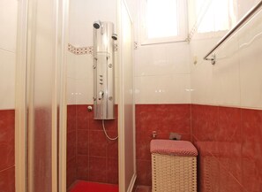 Standard Apartment, 2 Bedrooms (1544/15748) | Bathroom | Shower, hair dryer, towels - Apartment 1544 (Fazana)