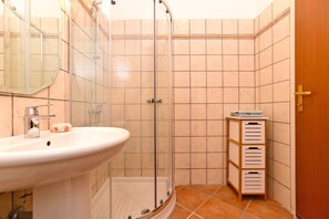 Standard Studio (1550/15838) | Bathroom