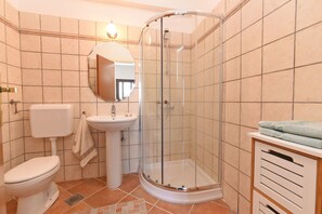 Estudio estándar (1550/15838) | Baño | Regadera, secadora de cabello, toallas 