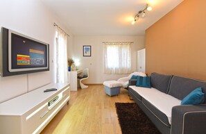 Standard Apartment, 2 Bedrooms (0398) | Living area | TV - Apartment 1551 (Rovinj)