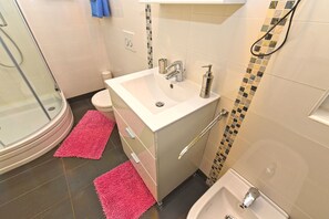 A bathroom with a shower, toilet, sink, and bathtub. - Apartment 1551 (Rovinj)
