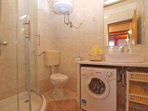 Standard-Apartment, 1 Schlafzimmer (0400) | Badezimmer | Dusche, Haartrockner, Handtücher