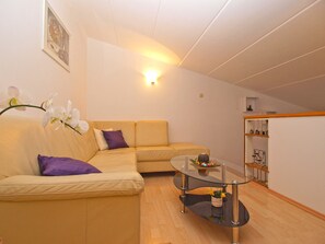 Standard Apartment, 1 Bedroom (0400) | Living room | TV - Apartment 1558 (Pula)