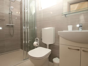 Standard House, 2 Bedrooms (0401) | Bathroom | Shower, hair dryer, towels