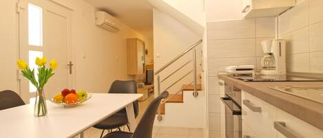 Standard House, 2 Bedrooms (0401) | Private kitchen | Fridge, microwave, coffee/tea maker, electric kettle