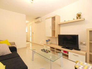 Standard House, 2 Bedrooms (0401) | Living area | TV - House 1559 (Medulin)