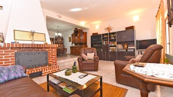 Standard Apartment, 3 Bedrooms (0402) | Living area | TV