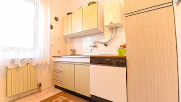 Standard Apartment, 3 Bedrooms (0402) | Private kitchen | Fridge, coffee/tea maker, electric kettle