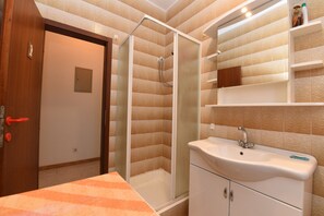 Standard-Apartment, 3 Schlafzimmer (0402) | Badezimmer | Komfortbadewanne, Haartrockner, Handtücher