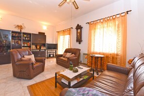 Departamento estándar, 3 habitaciones (0402) | Área de sala de estar | Televisión